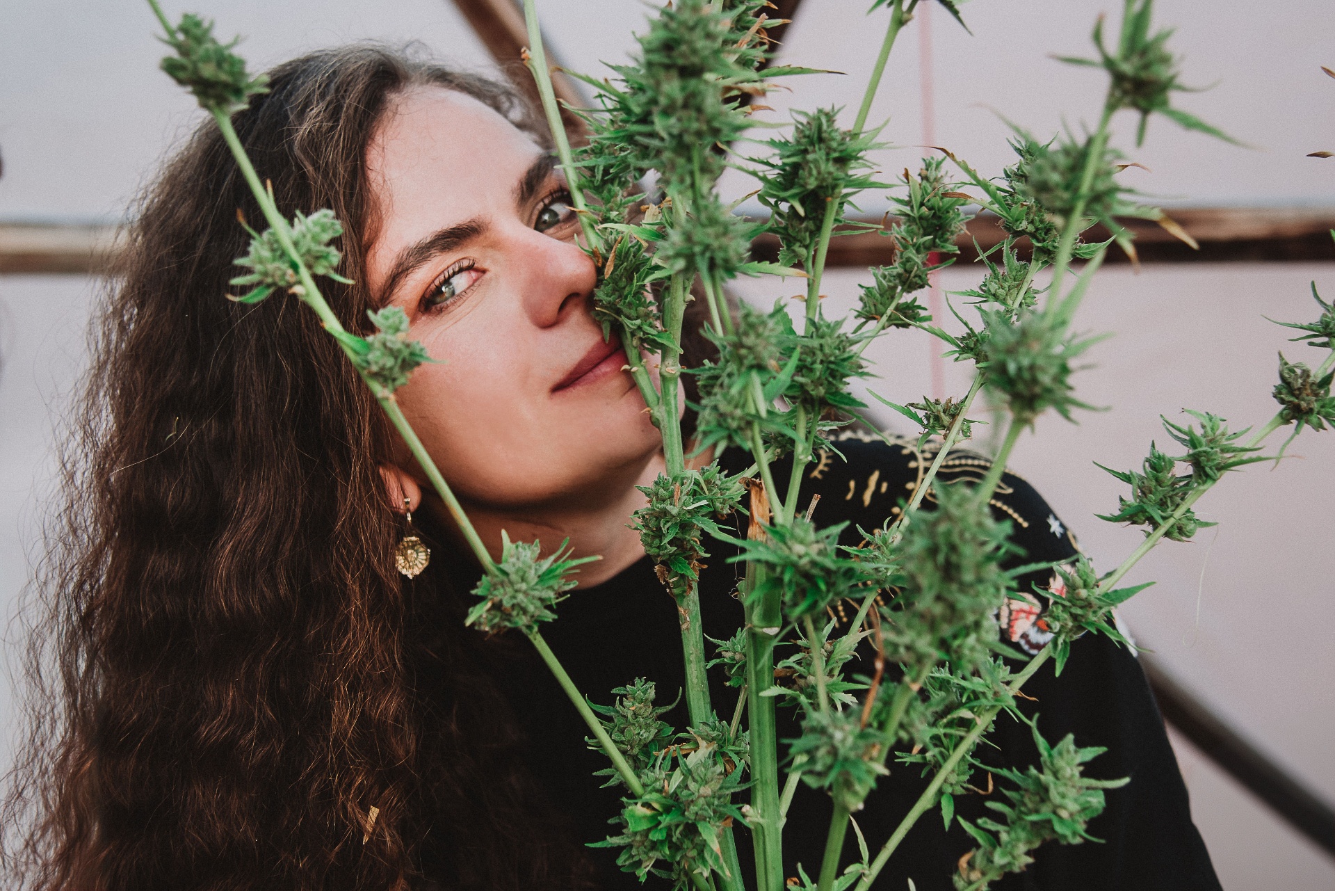 Naty Tataendy com planta de cannabis